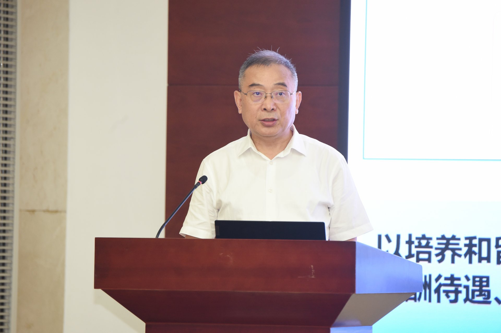 学校举行2026年暑期校领导班子务虚